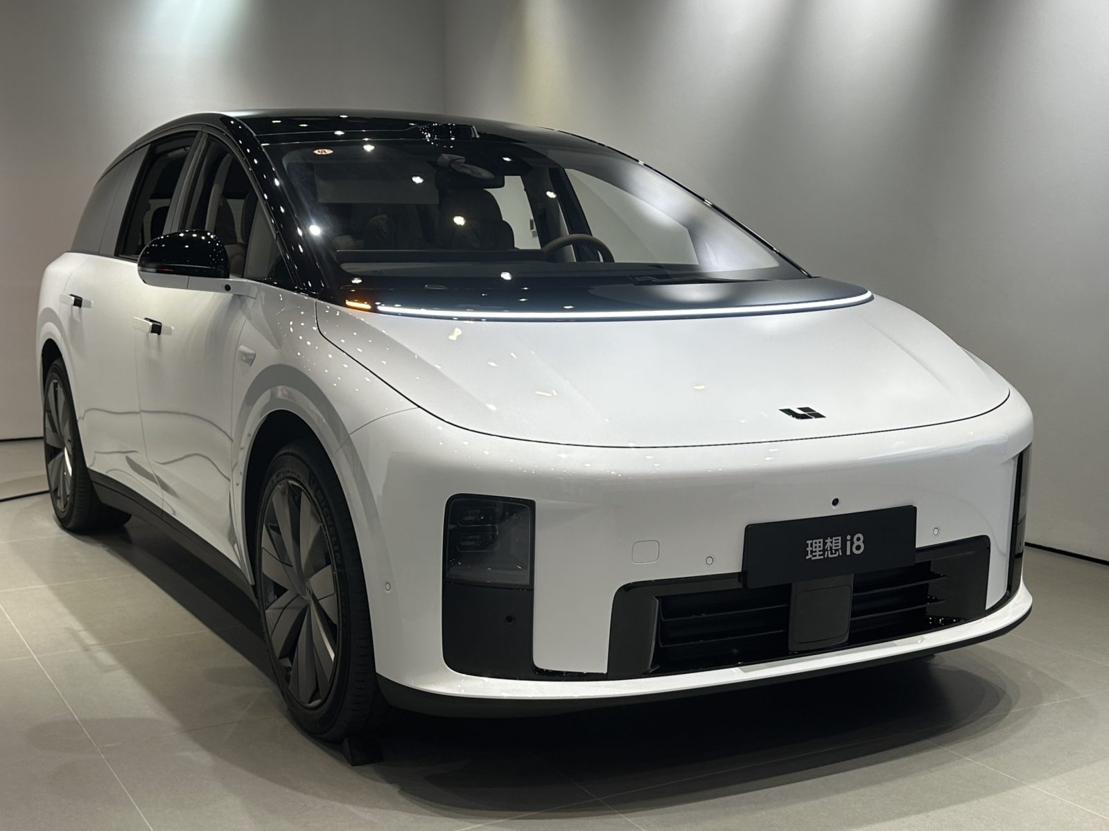 لي i8