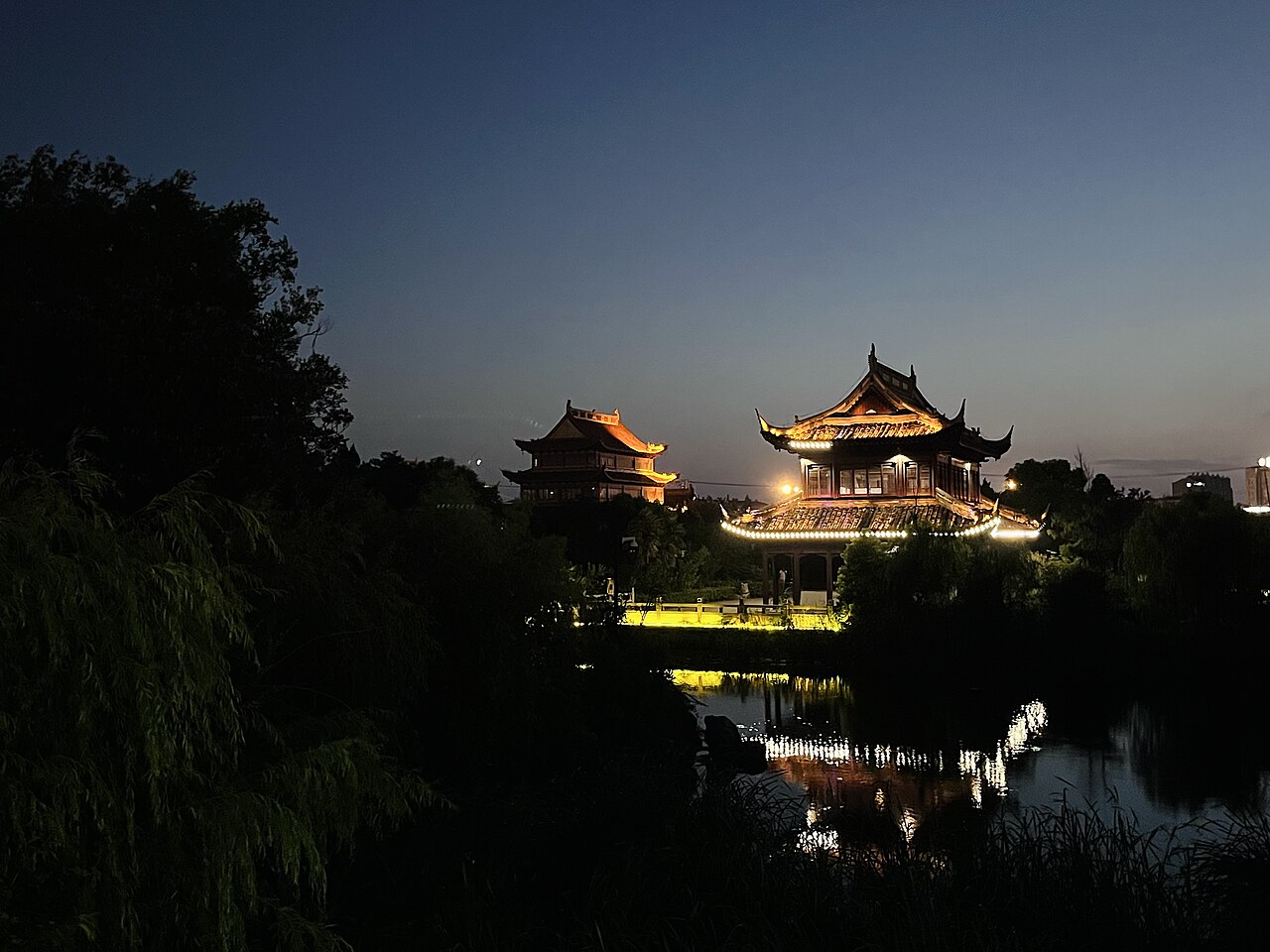 启东